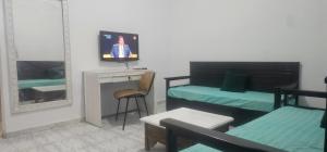 une chambre, un salon, cuisine et balcon