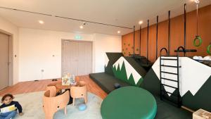 Hadley Heights! Pool & Gym Access! 2 Double Bed, Balcony with a Great View!