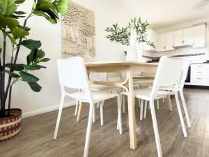 답토 Lakefront Retreat - Pets- Parking - Games - Backyard 게스트하우스 로비