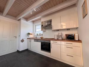 Villa Waterkant am See mit Sauna, Kamin & Garten