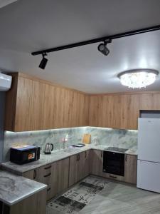 Простора сімейна оселя поруч з РАТУШЕЮ & бічна з Площею РИНОК кухня-студія та спальня