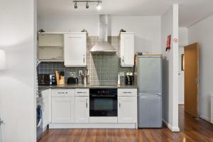 Spacious 2 Bed Apartment in Central Watford Free Parking Sleeps 6