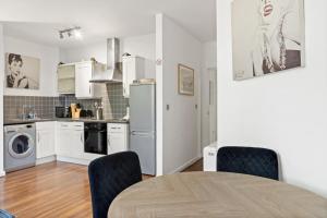 Spacious 2 Bed Apartment in Central Watford Free Parking Sleeps 6