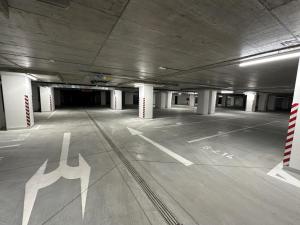 Bright & Spacious Apartment - Garage & Balcony