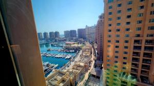 BlueHorizon In Pearl, 2BR with city & sea view 1304