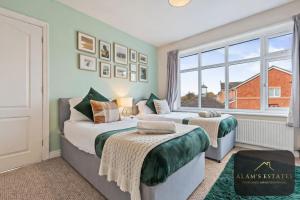 Spacious 4 Bedroom Leeds House - Ideal for Family and Contractors - Free WIFI and Free Parking