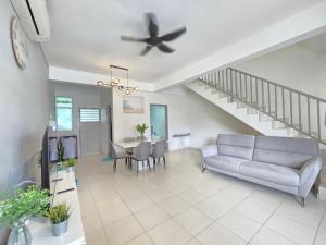 Maco Home Premium Suite Corner at Mount Austin Taman Daya