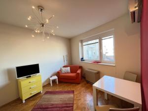 Bright modern downtown studio