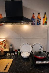 TheAura StudioBalcony NearAirport Couplefriendly