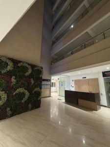 TheAura StudioBalcony NearAirport Couplefriendly