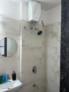 TheAura StudioBalcony NearAirport Couplefriendly