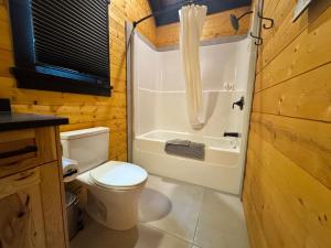 Explorer Creekside Cabin - Private Hot Tub