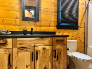 Explorer Creekside Cabin - Private Hot Tub