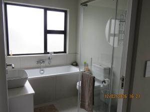 Rustic Hills 37 Self-Castering