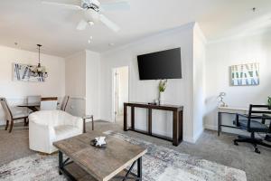 Landing Stylish 2BD Clubhouse Gym