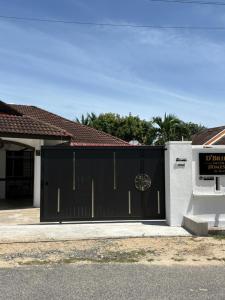 Sungai Paka Homestay with Family Beds, Pool, Main Road Access and Spacious Parking