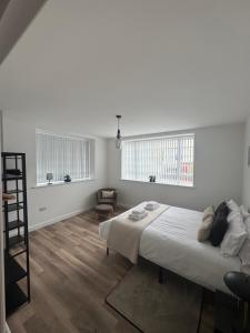 Modern Seaside Flat - Walk to Torquay Beach