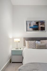 1 Bed Apartment in the Heart of London, by ARP Homes, Within 15 min Walk to Most Attractions