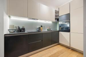 1 Bed Apartment in the Heart of London, by ARP Homes, Within 15 min Walk to Most Attractions