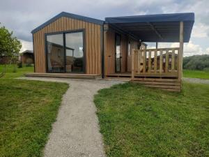 Mobil-home spacieux, grande terrasse ,piscine en été