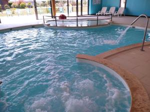 Mobil-home spacieux, grande terrasse ,piscine en été