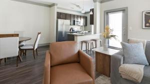 Landing Apartments - Harlow Spring Cypress