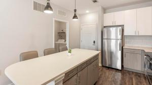 Landing Stylish 1BD Gym Pool