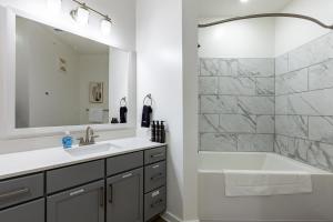 Landing Stunning 2BD in Manhattan Harbour