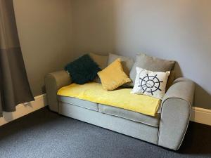 Luxury Southsea Garden Flat with Parking, Close to Beach, Pet Friendly, Work Ready