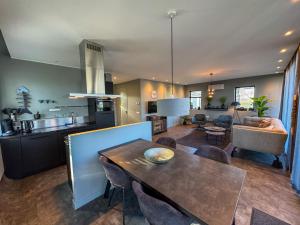 Bad Hoophuizen Chalet Deluxe mit Zaun Nr Zuiderzee 66