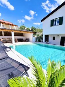 Mare`s House Private Apartment with Pool