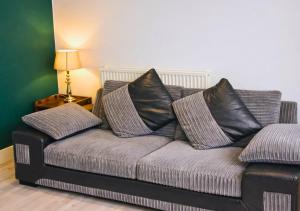 Pitchside Quarters Near Anfield sleeps 7