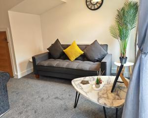 Prince George House - Spacious 2 Bed Home from Home near Hospital in Derby