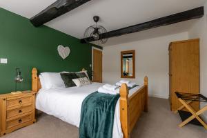 SPINDLE COTTAGE - Riverside cottage on the edge of the Peak District