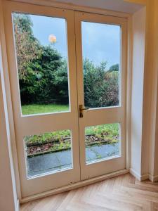 Prestige 4BR Home, Garden & Parking