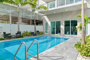 Pool & Gym | King Bed | Downtown Hollywood