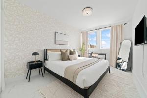 Pool & Gym | King Bed | Downtown Hollywood