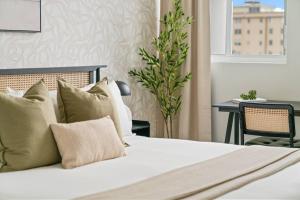 Pool & Gym | King Bed | Downtown Hollywood