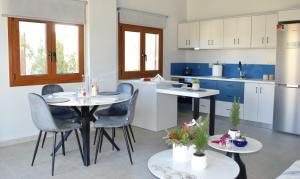 Modern Central Apartment - 400m to Beach