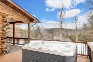 Modern Mountain Cabin, Hot Tub, Hot Springs, VA