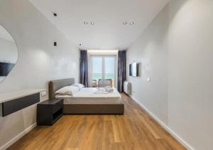 The Seaview Jacuzzi Suite by PS