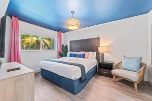 Steps to Beach | King 1BR | Pool & Hot Tub