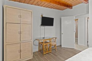 Pool, Blocks away from Beach, Dog friendly