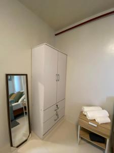 Budget Studio, 10 mins from airport, work-ready