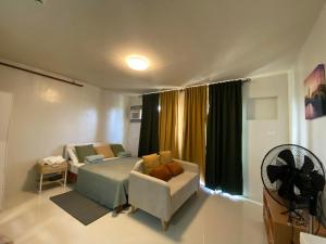 Budget Studio, 10 mins from airport, work-ready