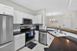 Coastal Comfort 2 Queen Beds pool near beach