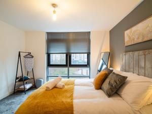 1BR Leeds City Balcony River View Apartment