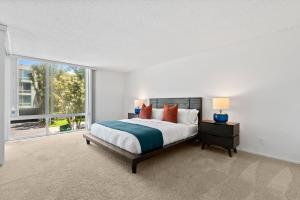 The Glass Anchor - 2 Bed Front-Row Marina Suite