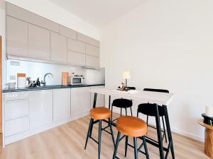 Stylish & Serene Sea View Apartments - Prime Location