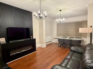 Large Luxury 4 bedroom home with parking